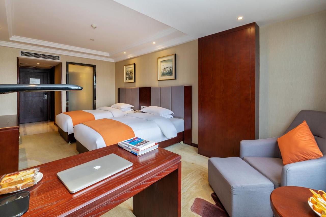 Huzhou Wealth Hotel Bagian luar foto