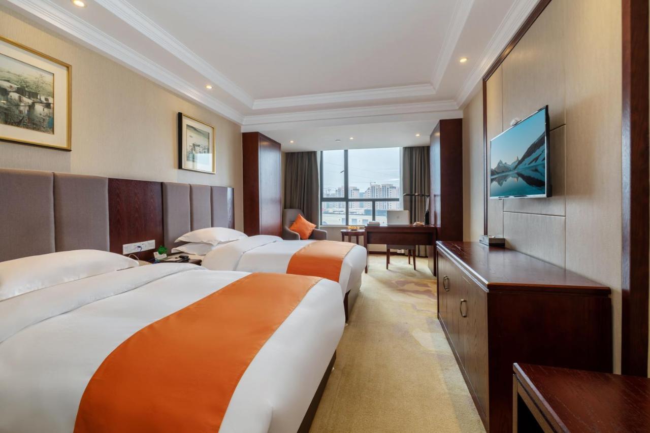 Huzhou Wealth Hotel Bagian luar foto