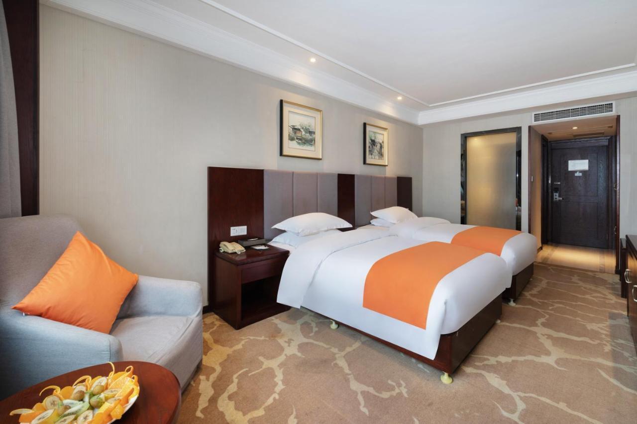 Huzhou Wealth Hotel Bagian luar foto