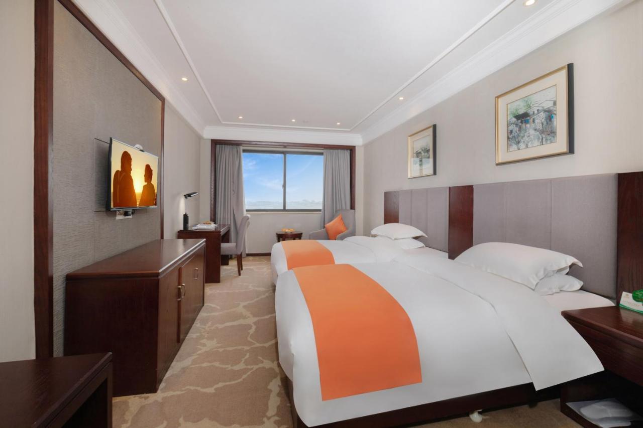 Huzhou Wealth Hotel Bagian luar foto