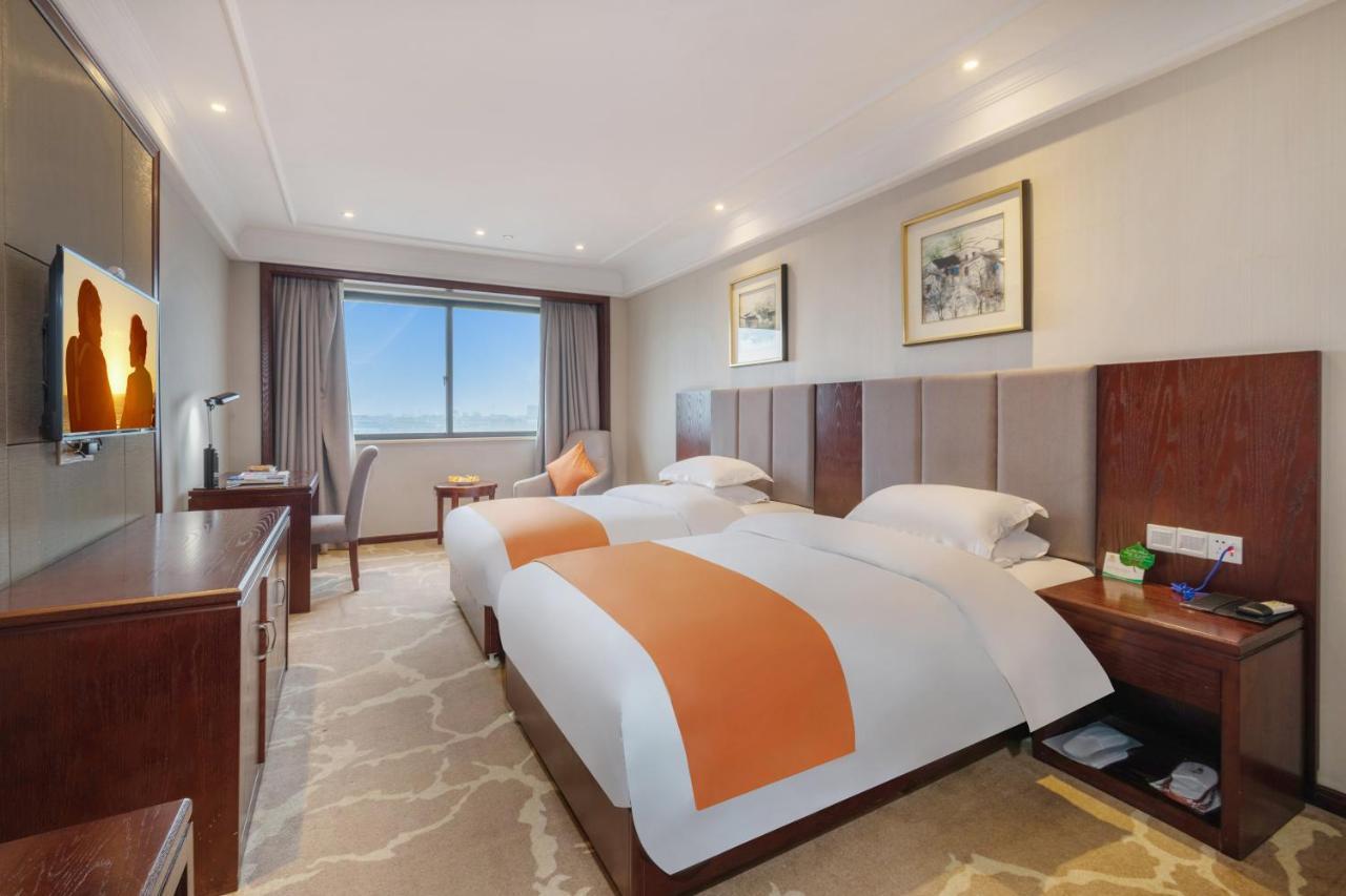 Huzhou Wealth Hotel Bagian luar foto