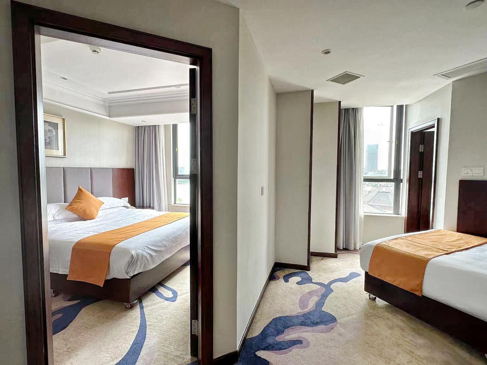 Huzhou Wealth Hotel Bagian luar foto